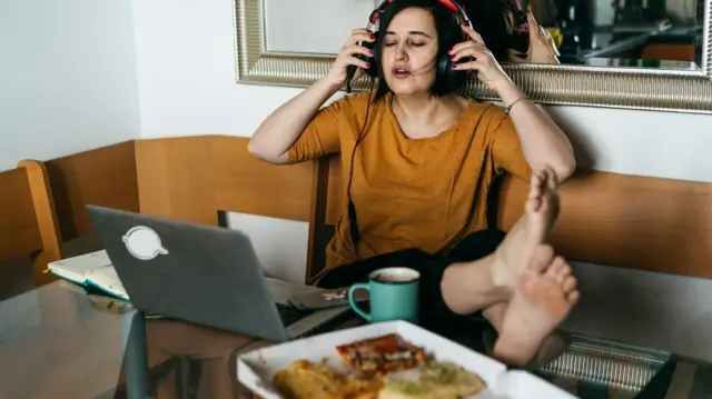 মানসিক চাপে থাকাকালীন অনিয়ন্ত্রিত খাওয়ার প্রবণতা বোঝাতে ব্যবহৃত প্রতীকী ছবি