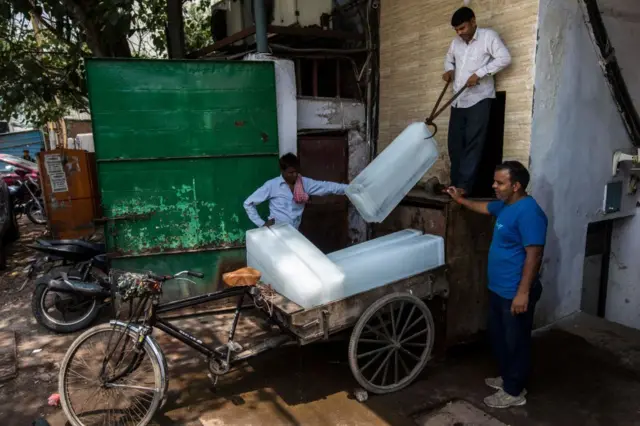 Vendedores transportando blocoscassino proibido no brasilgelocassino proibido no brasilDélhi