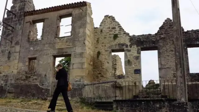 Magofu ya kijiji cha Oradour-sur-Glane yamehifadhiwa kama yalivyokuwa baada ya mauaji hayo.