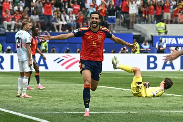 Mikel Merino célèbre le deuxième but de son équipe lors du quart de finale de la Coupe du monde de football 2026 opposant l'Espagne à la Belgique, au Los Angeles Stadium d'Inglewood, le 10 juillet 2026. 