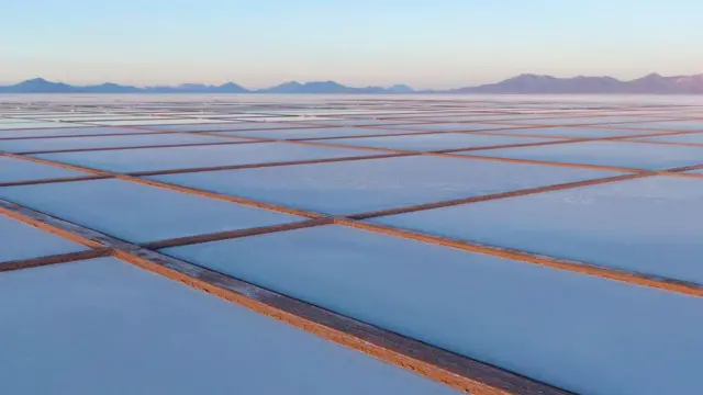 Piscinas de evaporao no Salar de Uyuni, na Bolvia