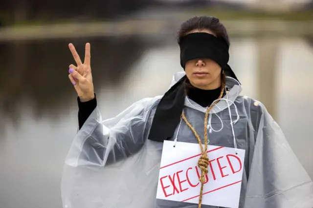 विरोध प्रदर्शन करती महिला