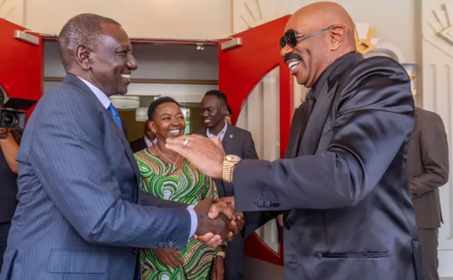 Mu ruzinduko arimo, Ruto n'umugore we Rachel bahuye n'icyamamare kuri televiziyo akaba n'umunyarwenya Steve Harvey, i Atlanta muri leta ya Georgia
