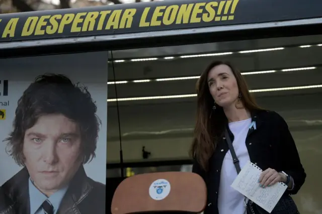 Villarruel con cartel de Milei
