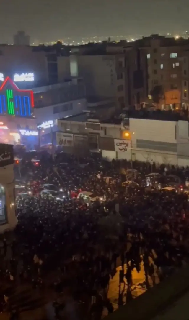 ਬੀਬੀਸੀ ਫਾਰਸੀ ਸੇਵਾ ਨੂੰ ਮਿਲੀ ਰਾਜਧਾਨੀ ਤੇਹਰਾਨ ਵਿੱਚ ਮੁਜ਼ਾਹਿਆਂ ਦੀ ਇੱਕ ਵੀਡੀਓ ਦਾ ਸਕ੍ਰੀਨਸ਼ਾਟ