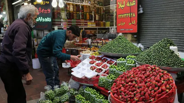 زندگی روزمره در سایه آتش‌بس میان آمریکا و ایران در تهران، ایران، در ۱۶ آوریل ۲۰۲۶ (۲۷ فروردین ۱۴۰۵) ادامه دارد. این آتش‌بس دو هفته‌ای که با میانجی‌گری پاکستان در ۸ آوریل ۲۰۲۶ (۱۹ فروردین ۱۴۰۵) برقرار شد، قرار است در ۲۲ آوریل ۲۰۲۶ (۲ اردیبهشت ۱۴۰۵) به پایان برسد.