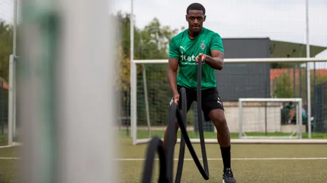 لاعب كرة قدم خلال جلسة تدريب لإعادة تأهليه