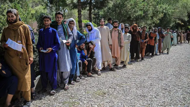 صف متقاضیان کار در قطر در شهر هرات