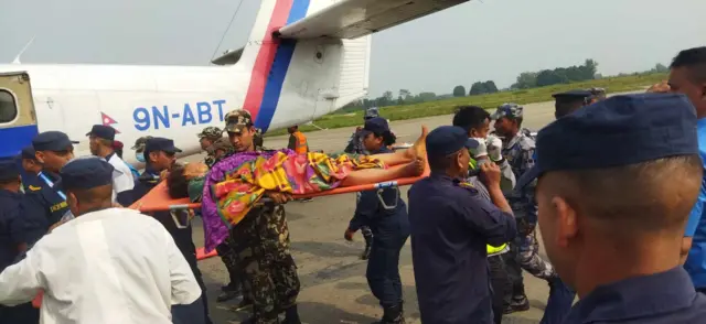 भूकम्ममा परेर घाइतेलाई अस्पताल लैजाने क्रममा।