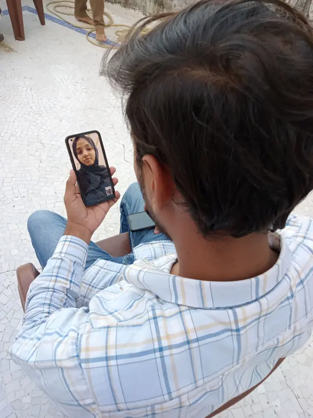 ફુરાત સાથે વીડિયો કૉલથી વાત કરતા તેમના પતિ જુનેદ