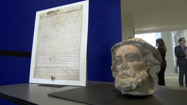 Rękopis i fragment rzeźby