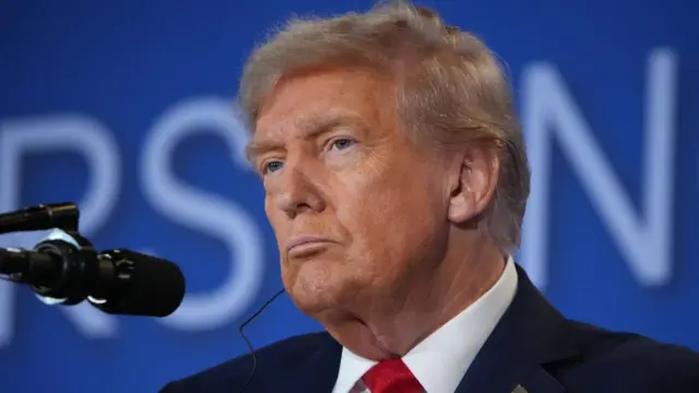 Президент Дональд Трамп виступає із заявою під час пресконференції з президентом Росії Володимиром Путіним на базі Ельмендорф-Річардсон у п'ятницю в Анкориджі, штат Аляска