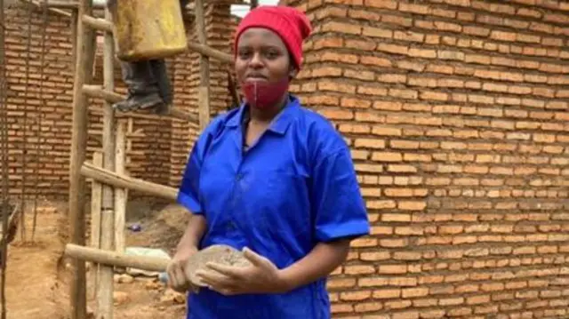 Fidela Tuyishime, mmoja wa wafanyakazi wa Cyuzuzo, anajivunia kuajiriwa na binti mwenzake.