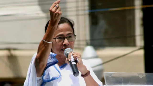 শান্তিনিকেতন আশ্রম আর বিশ্বভারতীর কর্মকান্ড নিয়ে প্রধানমন্ত্রীকে চিঠি লিখবেন মমতা ব্যানার্জী