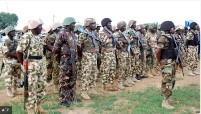  Àwọn ológun tí wọ́n tò pẹ̀lú ìbọn lọ́wọ́ wọn