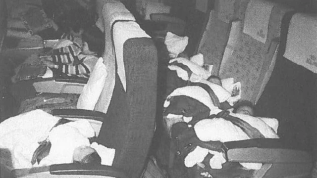 Interior de avião com bebês deitados sobre as poltronas