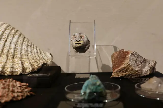Tallas y figuras que hacen parte del museo.