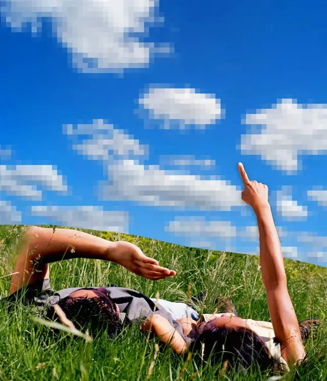 Photo d'illustration d'un couple allongé sous les nuages