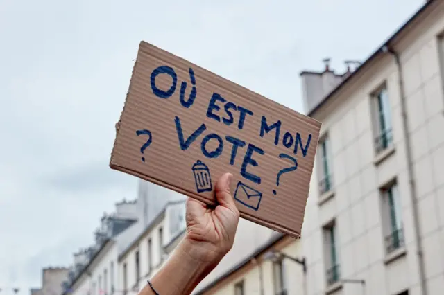 Manifestación en París contra el nombramiento de Michel Barnier como primer ministro