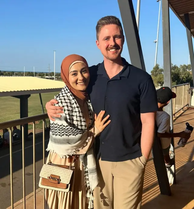 اغلې پيمان له خپل مېړه سره ولاړه ده.