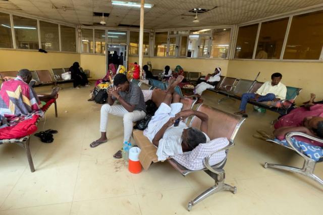 مرضى ينتظرون الحصول على علاج في أحد مستشفيات ودّ مدني عاصمة ولاية الجزيرة
