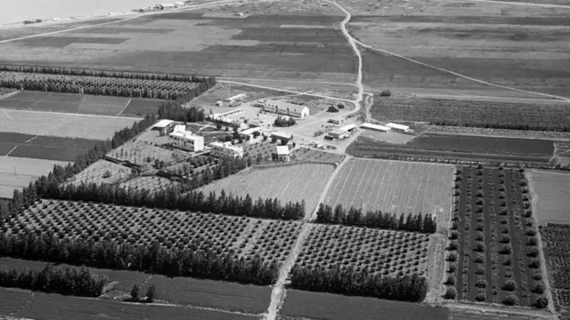 Kibbutz Degania ilianzishwa kwenye ardhi iliyonunuliwa na Mfuko wa Kitaifa wa Kiyahudi na tawi la Yerusalemu la Jumuiya ya Kizayuni karibu na Bahari ya Galilaya.