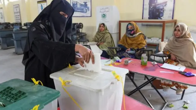 পাকিস্তানে নির্বাচনে ভোট দিচ্ছেন একজন ভোটার। 