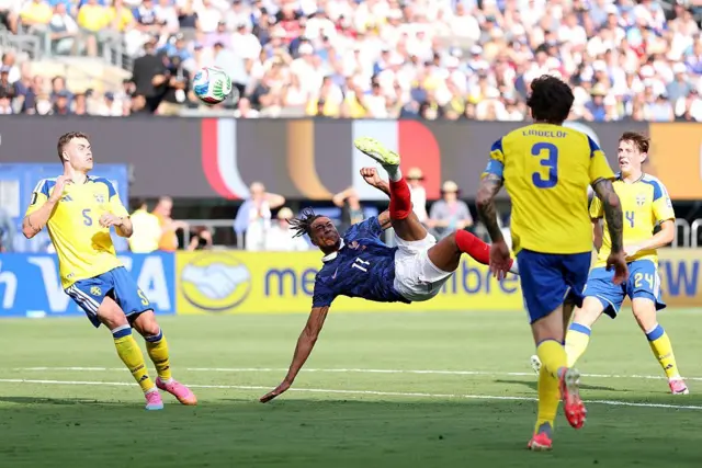 Michael Olise (n° 11, France) tente un retourné acrobatique face à Gabriel Gudmundsson (n° 5, Suède) lors du match des seizièmes de finale de la Coupe du Monde de la FIFA 2026 opposant la France à la Suède.