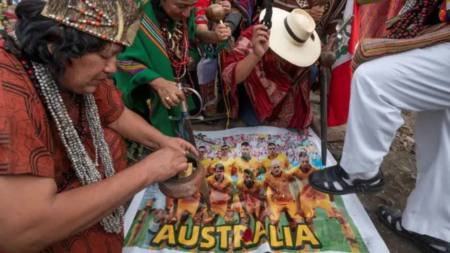 অস্ট্রেলিয়ার সঙ্গে পেরুর বিশ্বকাপ ম্যাচের আগে বিপক্ষ দলের ফুটবলারদের ছবির ওপরে ঝাড়ফুঁক করছেন ওঝারা