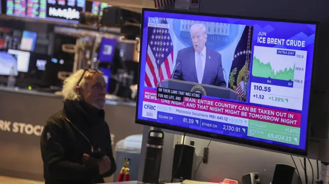 紐約證券交易所交易大廳內經紀收看電視上直播的特朗普白宮記者會(6/4/2026)