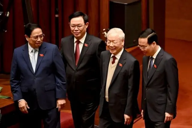 Chủ tịch Quốc hội Vương Đình Huệ (thứ hai từ trái) và Chủ tịch nước Võ Văn Thưởng (bìa phải) là hai nhân vật trong "Tứ Trụ" bị mất chức trong năm 2024