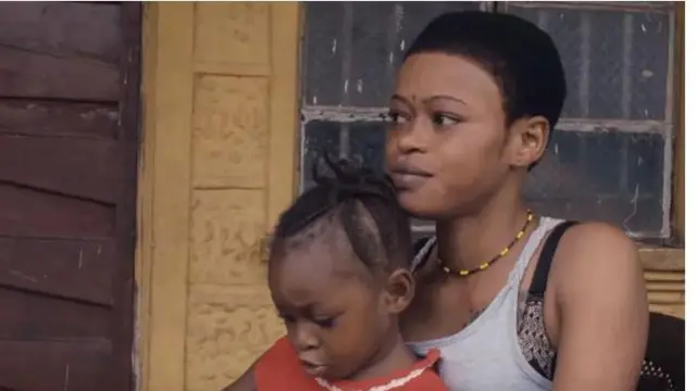 Isata pẹlu ọmọ rẹ obinrin