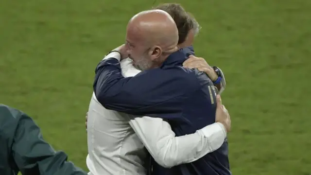 جان‌لوکا ویالی و روبرتو مانچینی پس از قهرمانی ایتالیا در یورو ۲۰۲۰ یکدیگر را در آغوش گرفتند