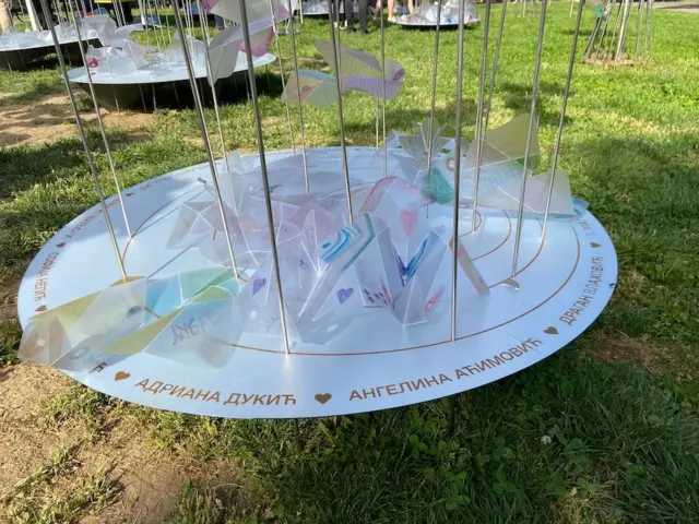 Metalni krug sa imenima žrtava