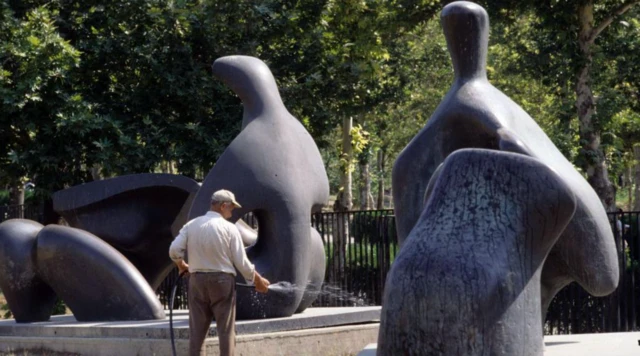 Heykeltraş Henry Moore’un müzenin bahçesinde duran heykelleri doğa ve insanın uyumunu sembolize ediyor.
