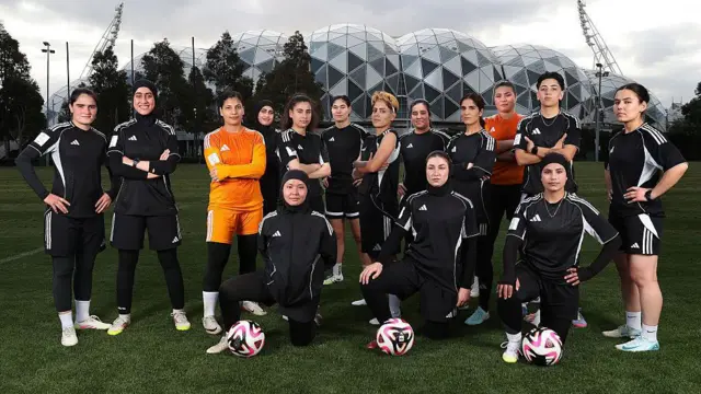 بازیکنان تیم فوتبال زنان پناهنده افغان در جلسه تمرینی تیم فوتبال زنان پناهنده افغان در ورزشگاه گوش پادوک به تاریخ ۶ اکتبر ۲۰۲۵ در ملبورن، استرالیا، برای گرفتن عکس تیمی ژست گرفتهاند.