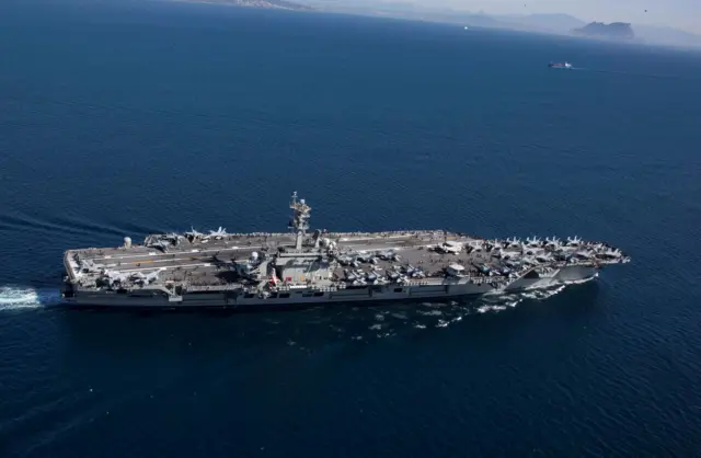 Uss ABraham Lincoln uçak gemisi denizde seyrederken. 
