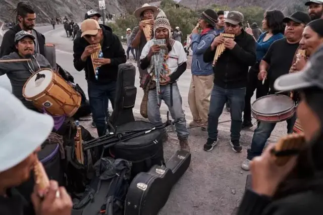 पुरमामार्का में एक बैरिकेड की जगह प्रदर्शनकारियों ने सांस्कृतिक कार्यक्रम भी आयोजित किया.