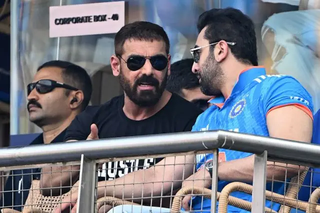 ਜੌਹਨ ਅਬਰਾਹਿਮ ਅਤੇ ਰਣਬੀਰ ਕਪੂਰ ਮੈਚ ਦੇਖਦੇ ਹੋਏ