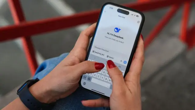 Una persona escribiendo en un teléfono inteligente usando la aplicación DeepSeek.