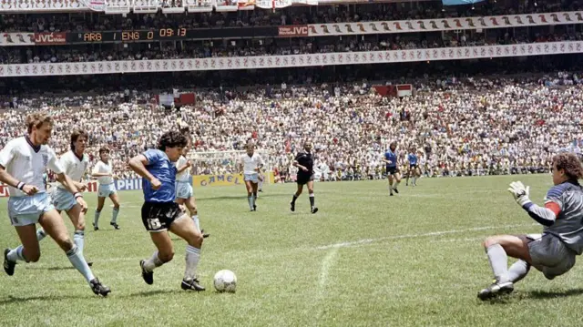 Bàn thắng thứ hai của Maradona - được ghi chỉ bốn phút sau "Bàn tay của Chúa" - thường bị bỏ qua vì những tranh cãi xung quanh bàn thắng đầu tiên của anh