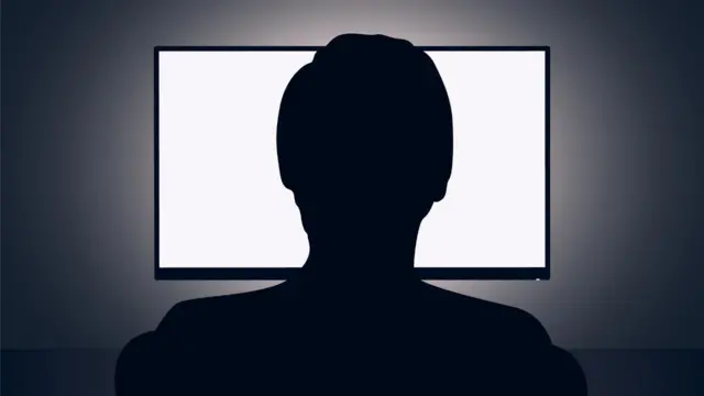 ስክሪን ፊት የተቀመተ ሰው 