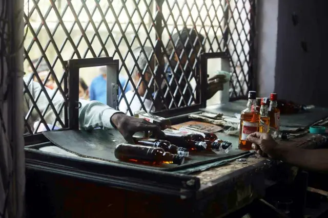 दिल्ली में शराब की दुकान