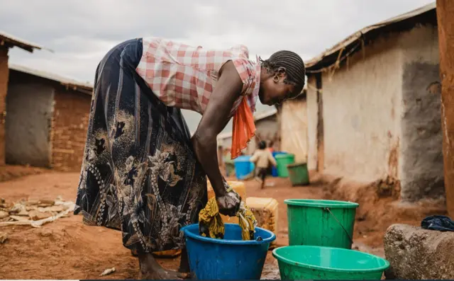 Une femme faisant la lessive