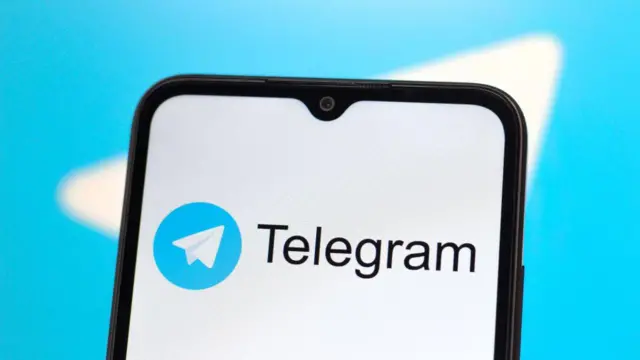 Celular com logotipo do Telegram na tela