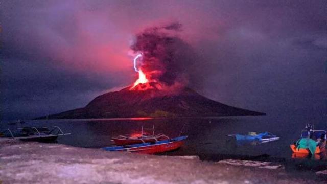 Pemandangan erupsi Gunung Ruang dari pesisir pantai Pulau Tagulandang.