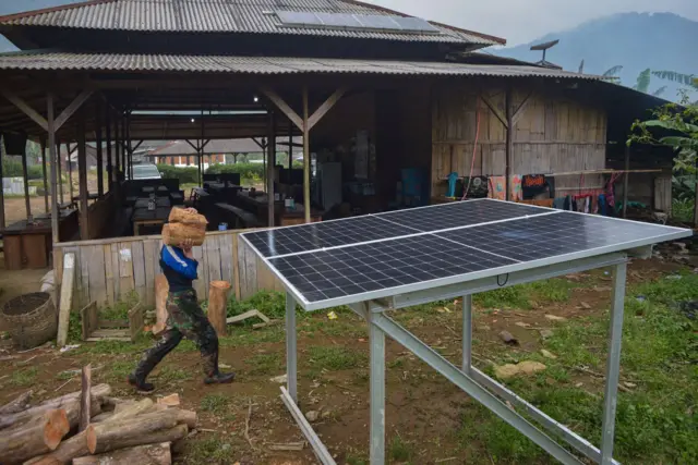 Panel surya di kampung Cisadon.