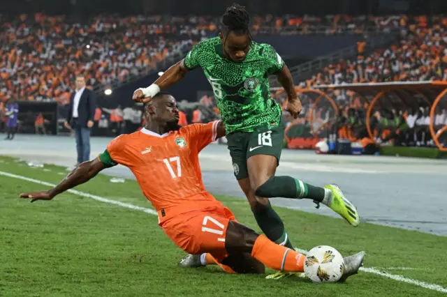 Le défenseur ivoirien #17 Serge Aurier tacle l'attaquant nigérian #18 Ademola Lookman lors du match de football de la finale de la Coupe d'Afrique des Nations (CAN) 2024 entre la Côte d'Ivoire et le Nigeria au stade olympique Alassane Ouattara à Ebimpe, Abidjan, le 11 février 2024. 