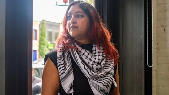 جنان دينا في مطعم في واشنطن العاصمة حيث تطوعت في حملة لجمع التبرعات لغزة.