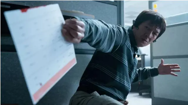 Waymond Wang adalah suami yang biasa saja, tetapi ia juga pahlawan aksi.